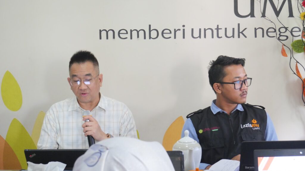 Auditor, Abdul Manan Aruli (kiri)