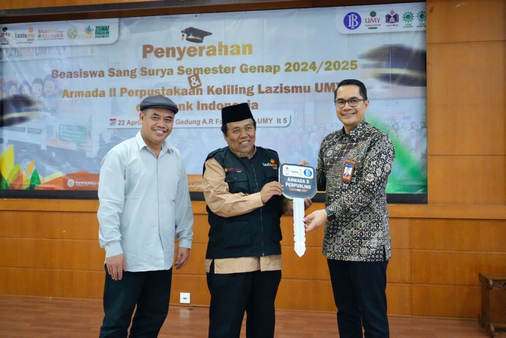 Penyerahan Simbolis oleh Bank Indonesia yang di wakili oleh Bapak Hermanto (Kanan) kepada Lazismu UMY melalui Kepala Kantor, Muhammad Samsudin (Tengah) di dampingi oleh Wakil Rektor Bidang Akademik & Kemahasiswaan, Zuly Qodir.